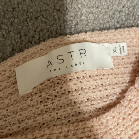 Knot back sweater - Picture 2 of 3